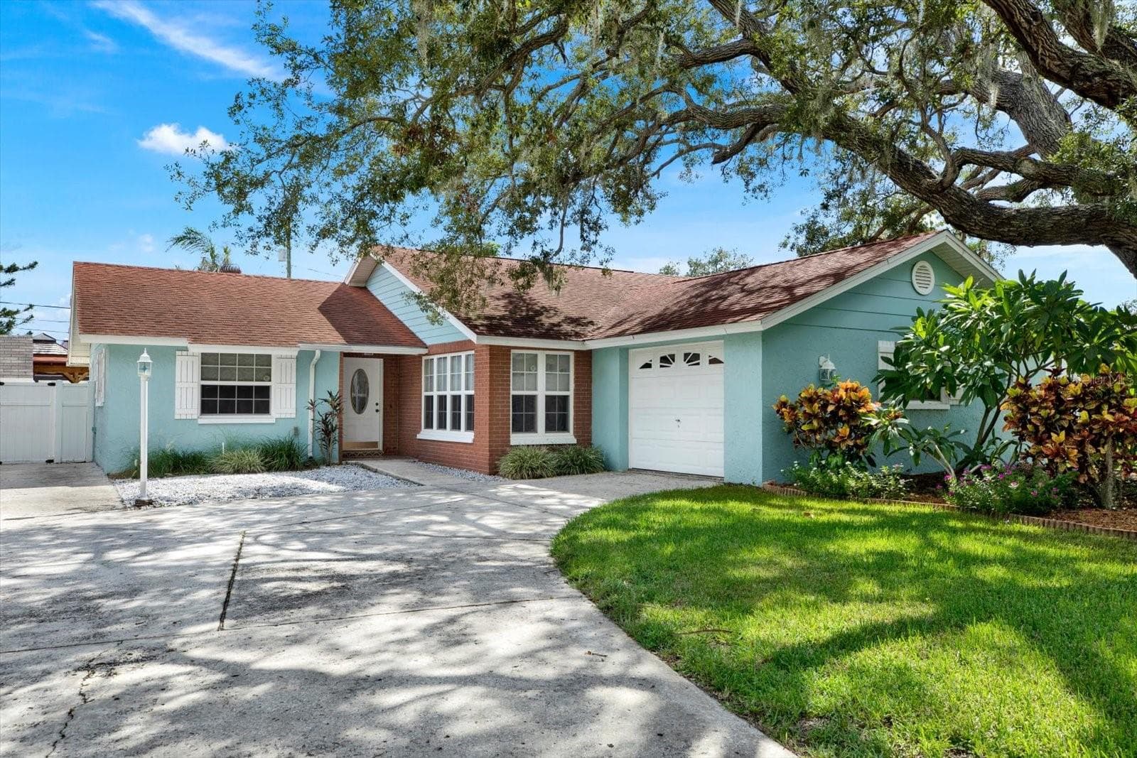 1601 Avoca Dr