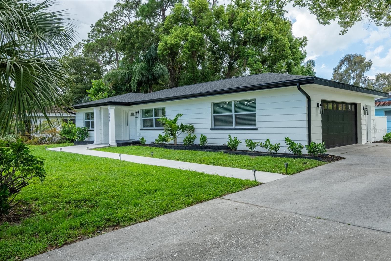 796 Pinewood Dr photo 2