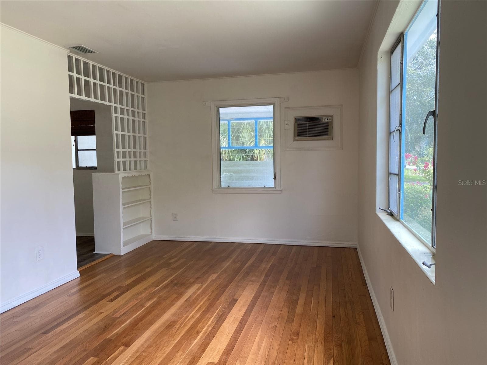 1308 Essex Dr N photo 3