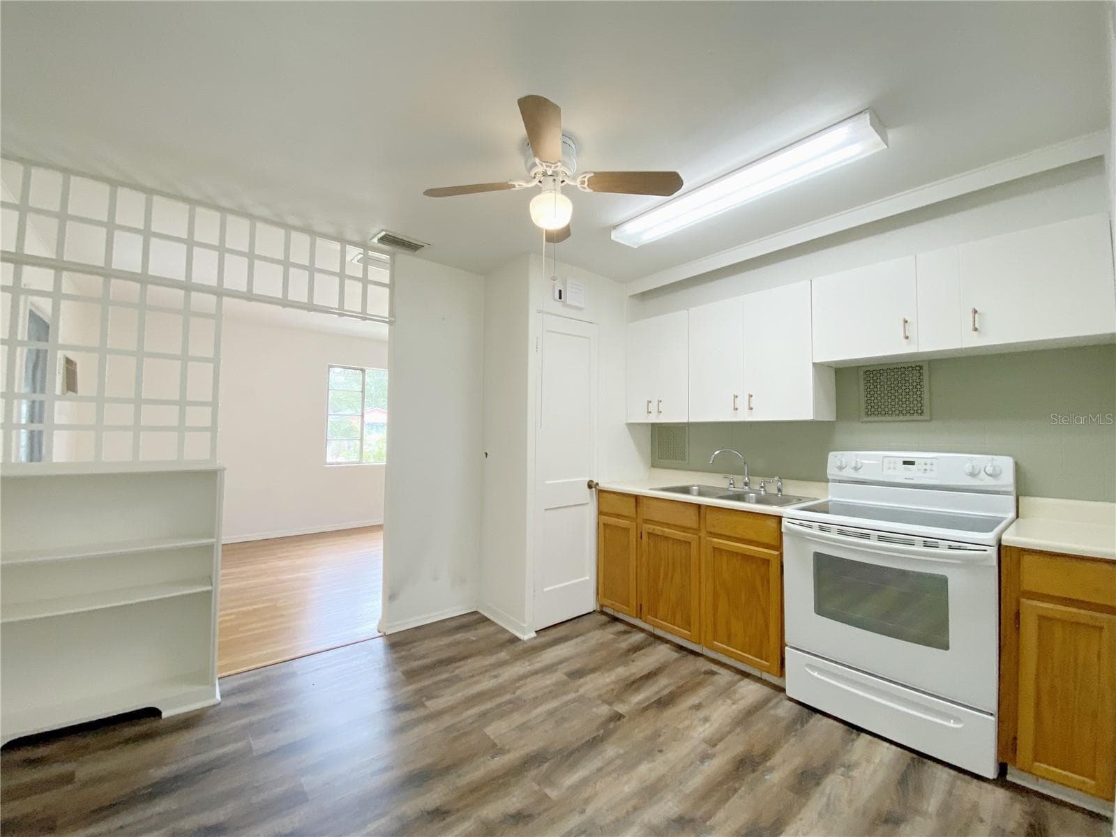 1308 Essex Dr N photo 4