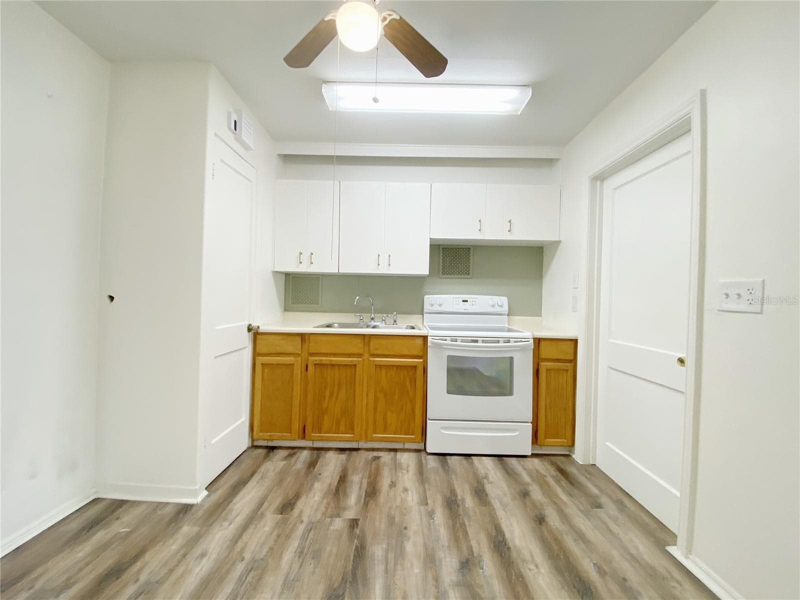 1308 Essex Dr N photo 5