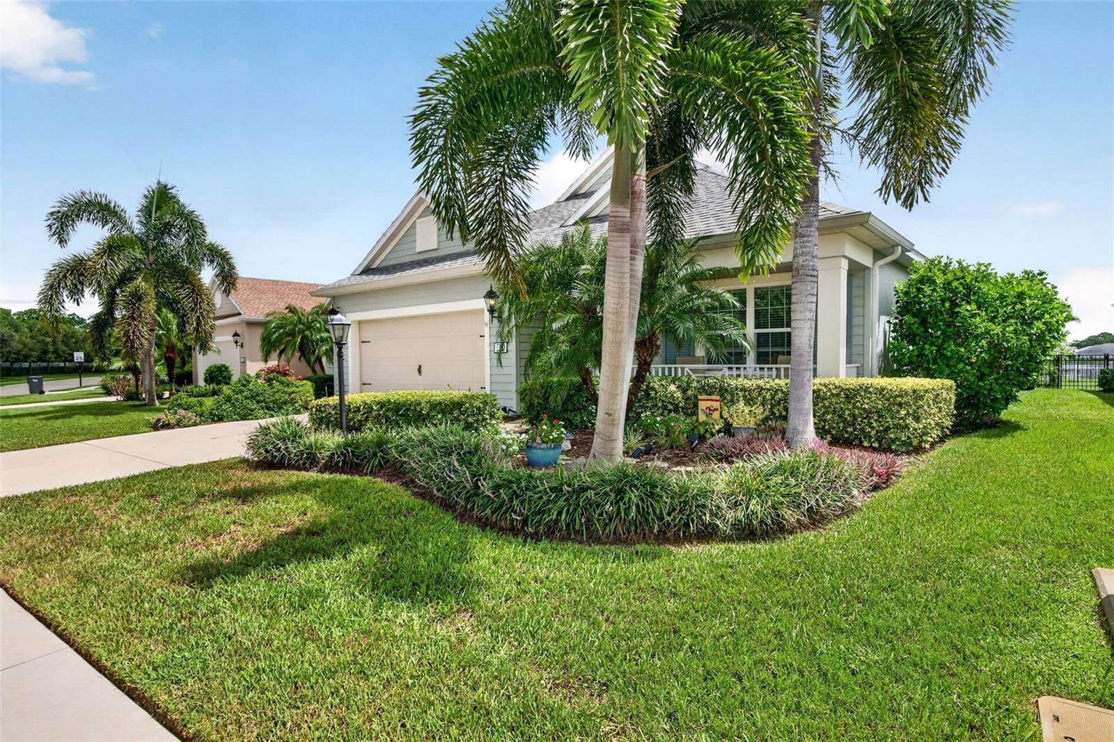 7735 Ridgelake Cir photo 2