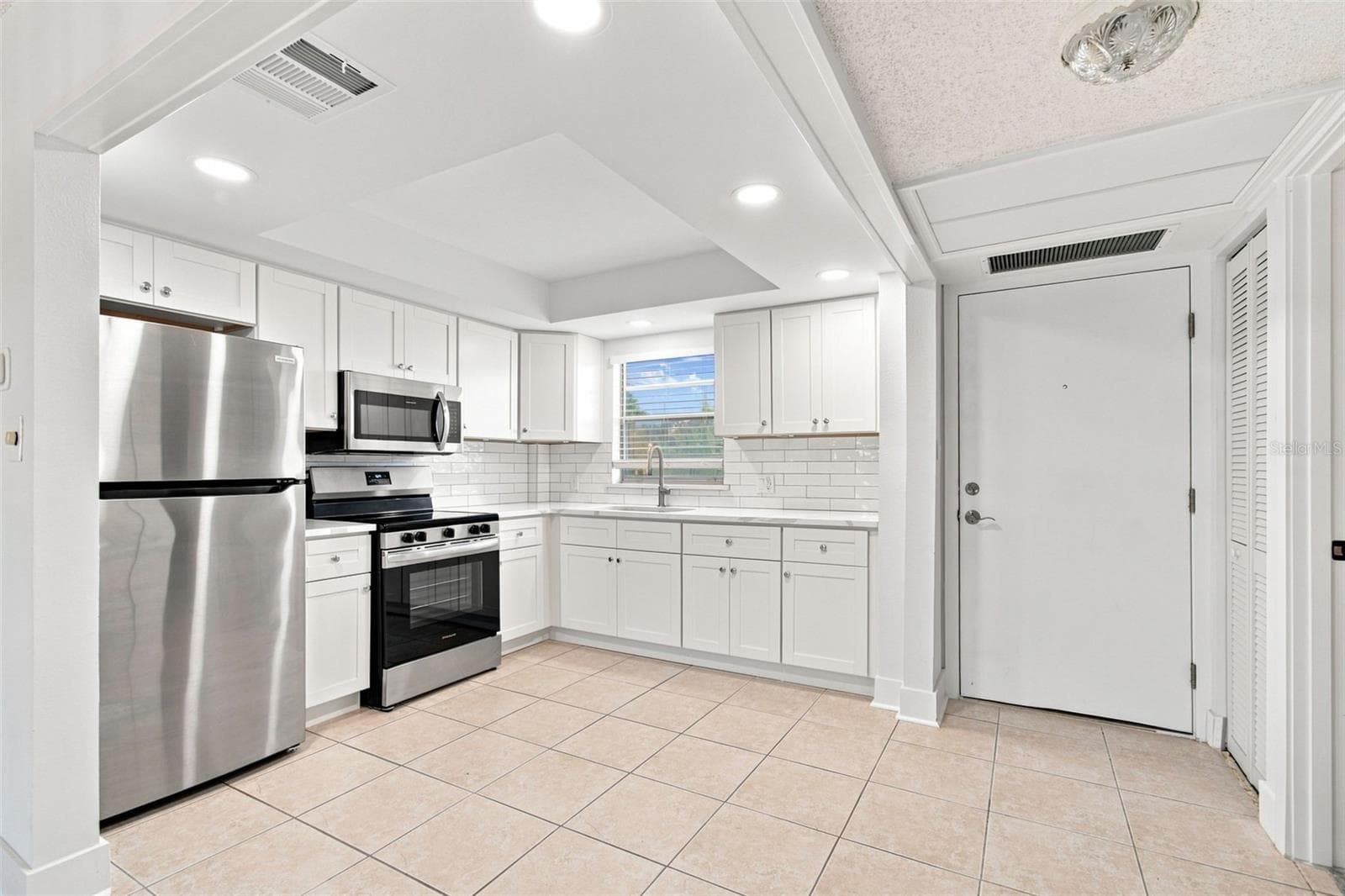 4650 Cove Cir #104 photo 2