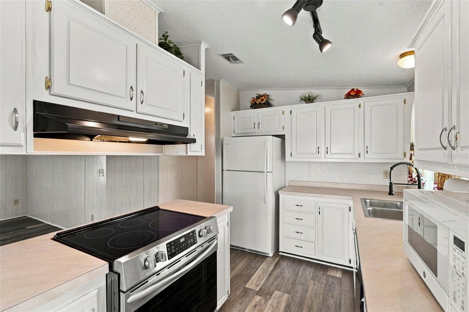340 Canal Way photo 4