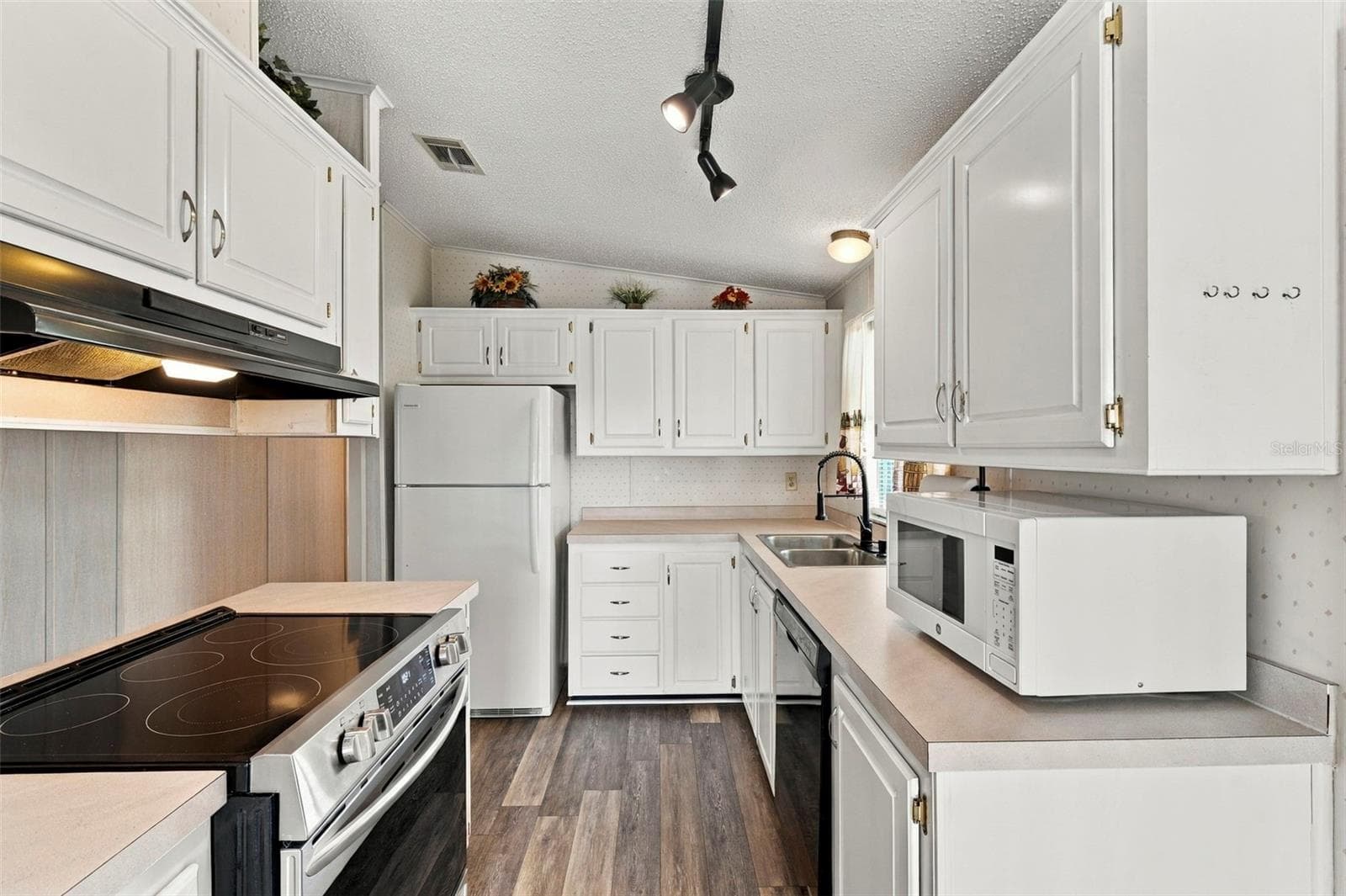 340 Canal Way photo 5