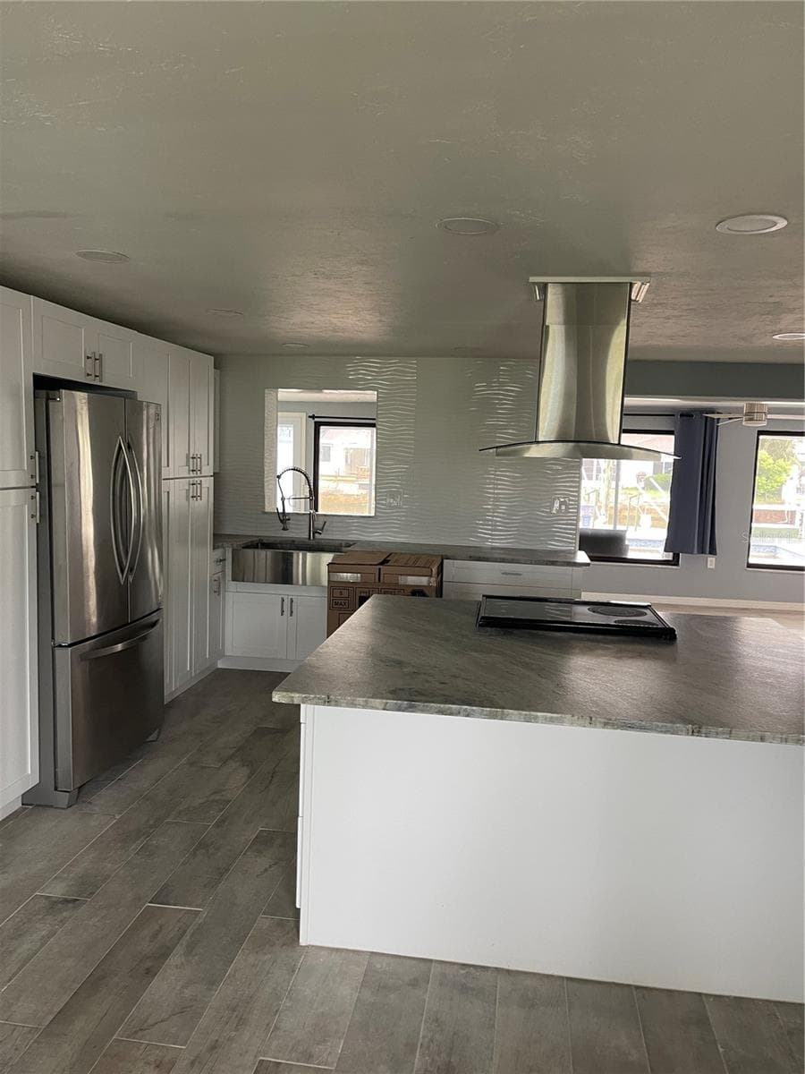 13701 Leslie Dr photo 4