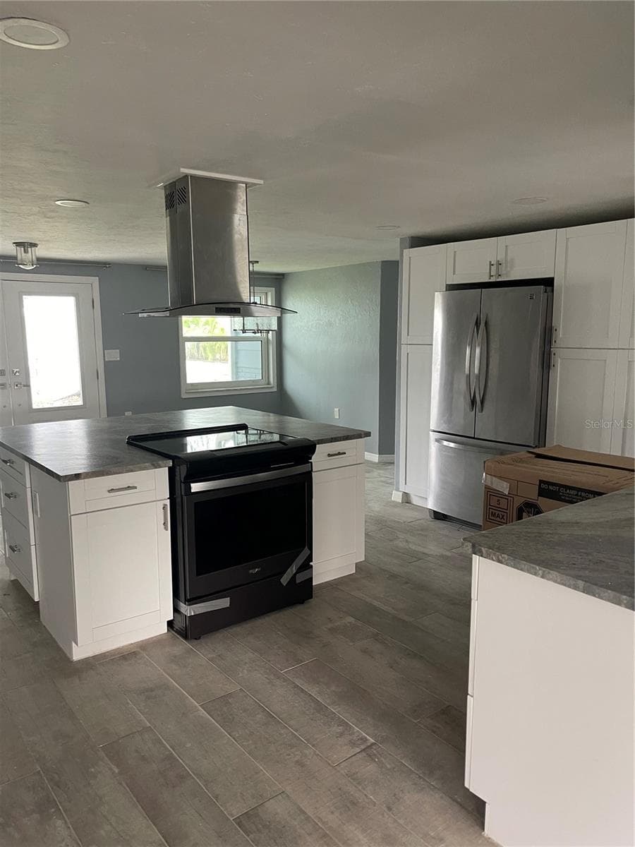 13701 Leslie Dr photo 5