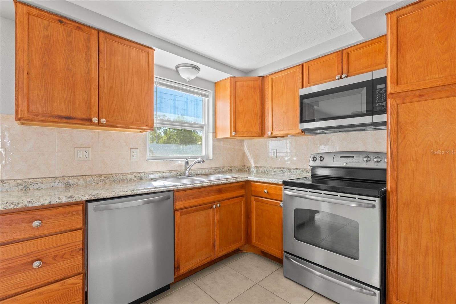 1508 Derrick St photo 3