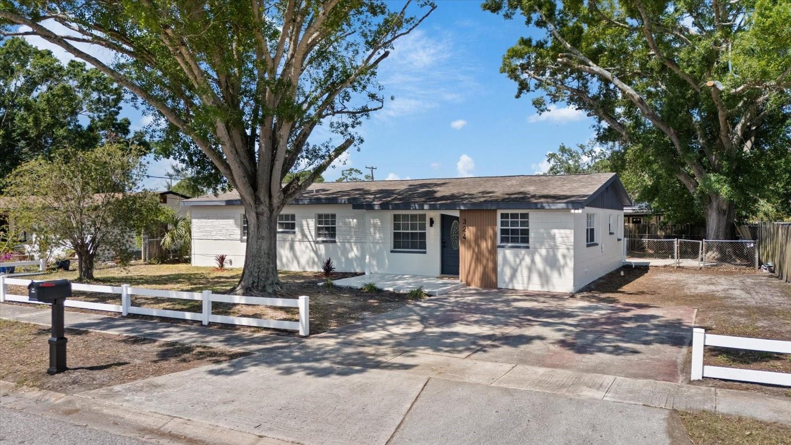 324 Country Club Dr photo 1
