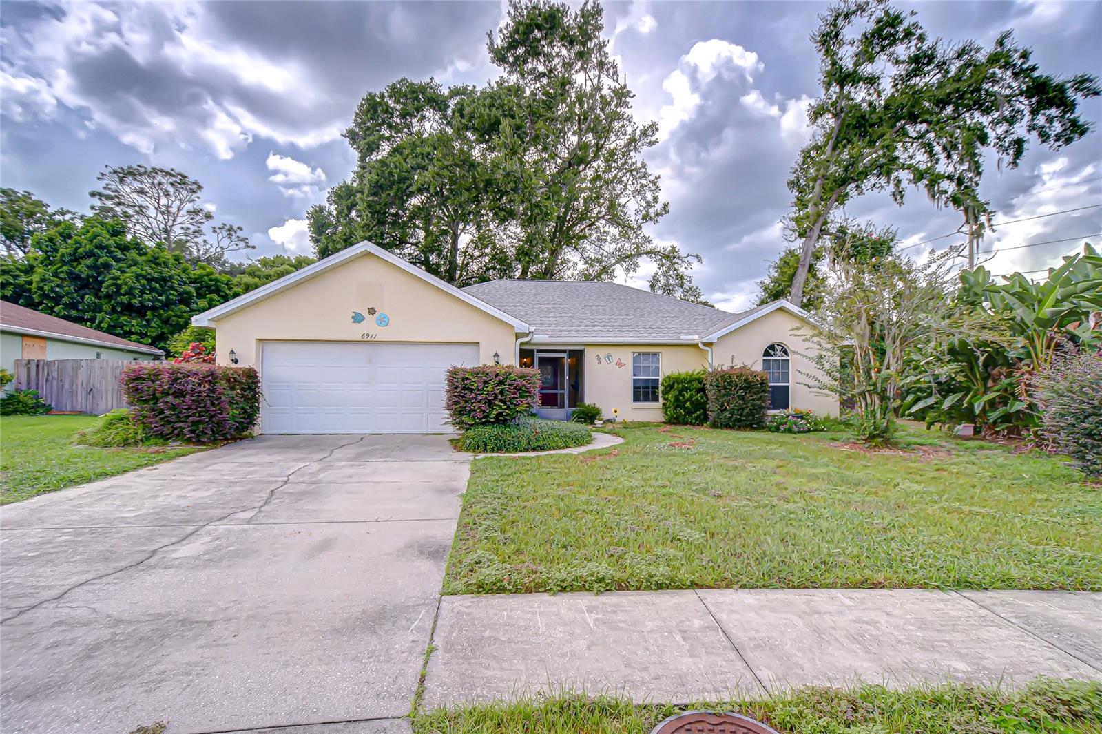 6911 Oakcrest Way photo 1