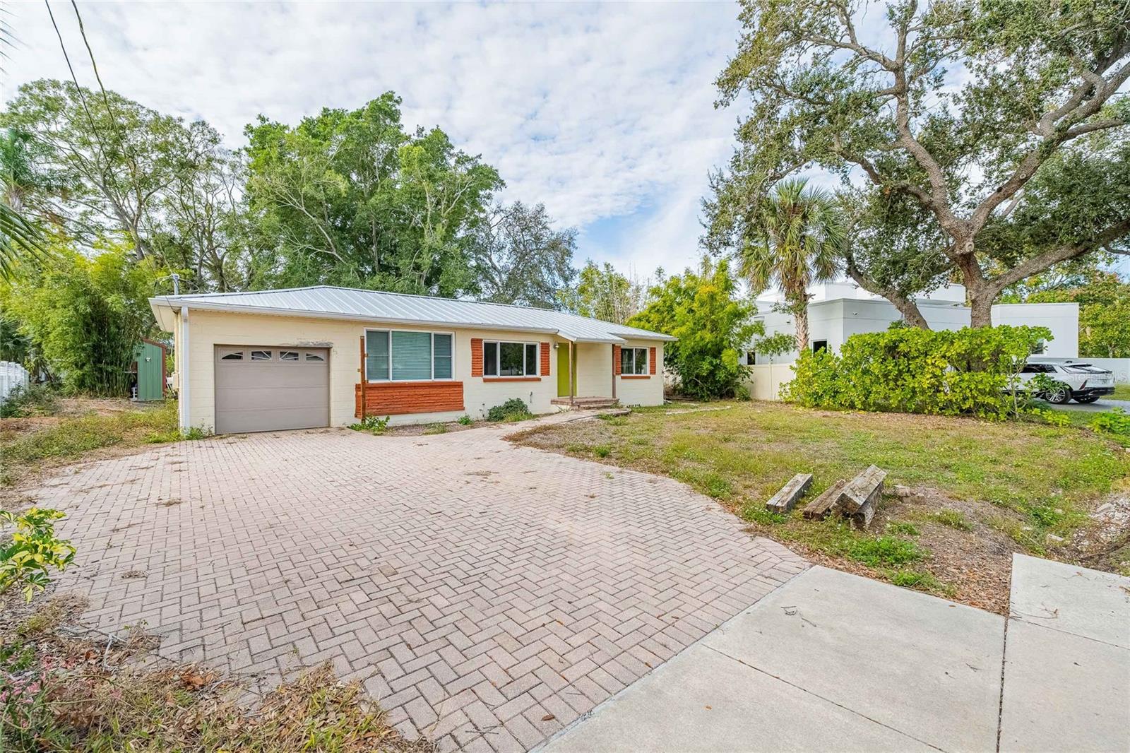 6213 Sanders Dr