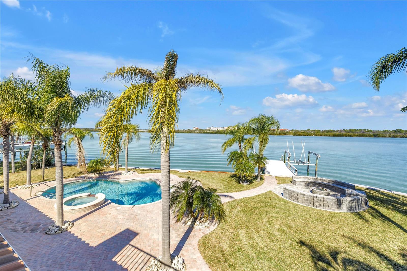 583 Crystal Dr photo 1