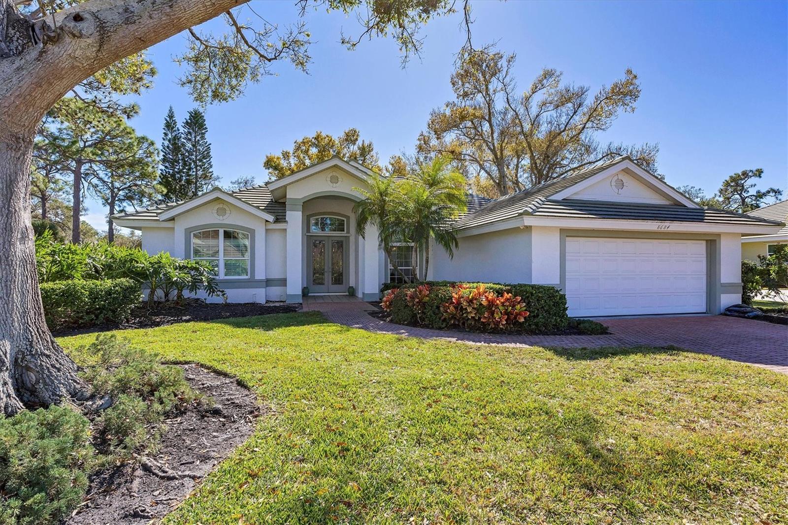 8684 Woodbriar Dr photo 1