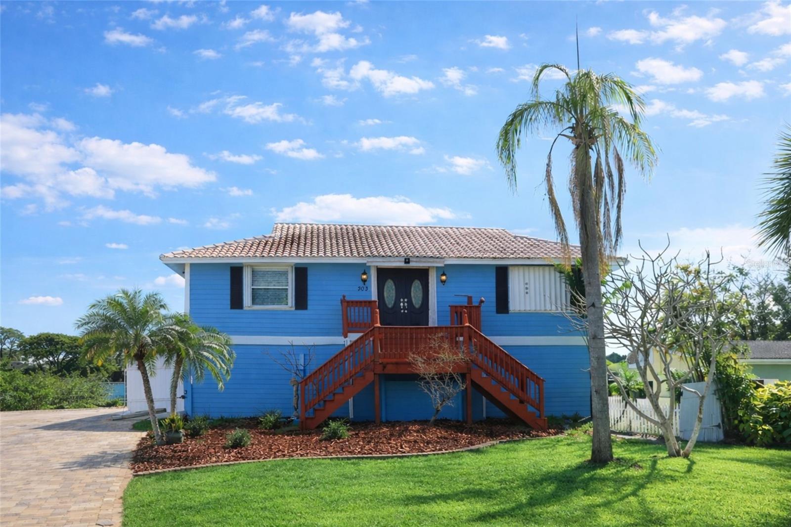 303 Lagoon Dr photo 1