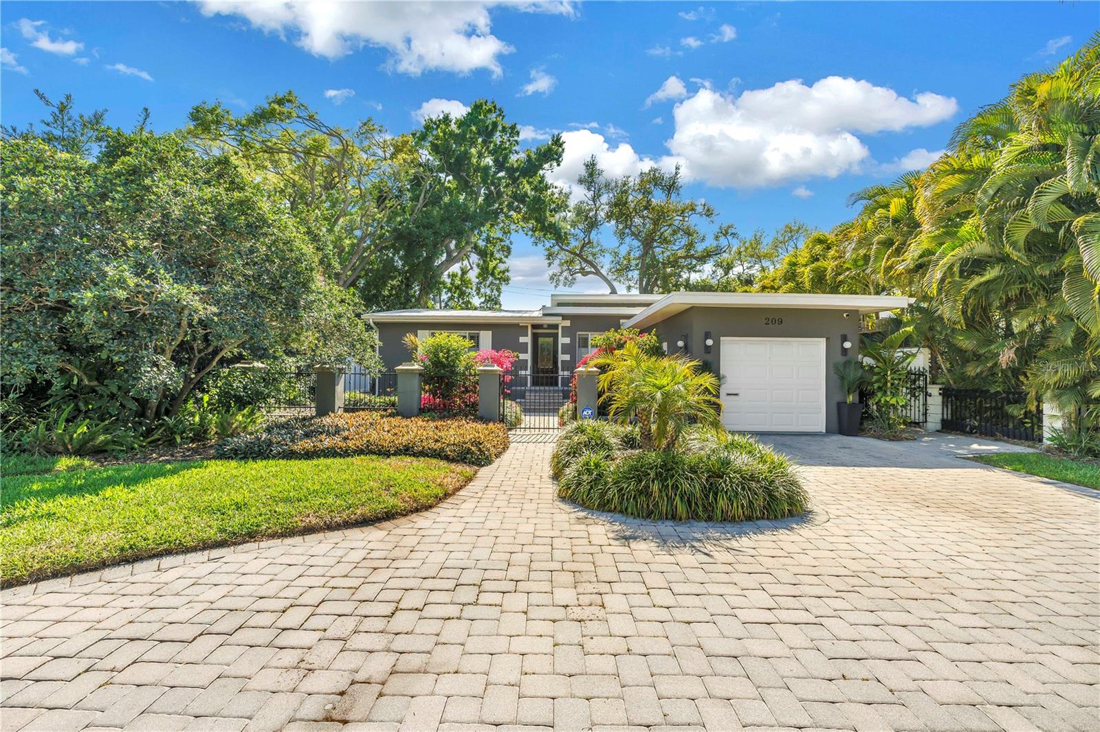 209 Bandera Way NE photo 1