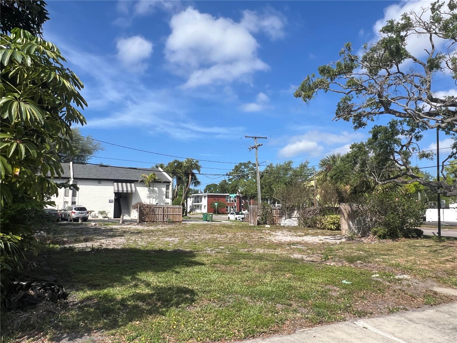 404 E Davis Blvd