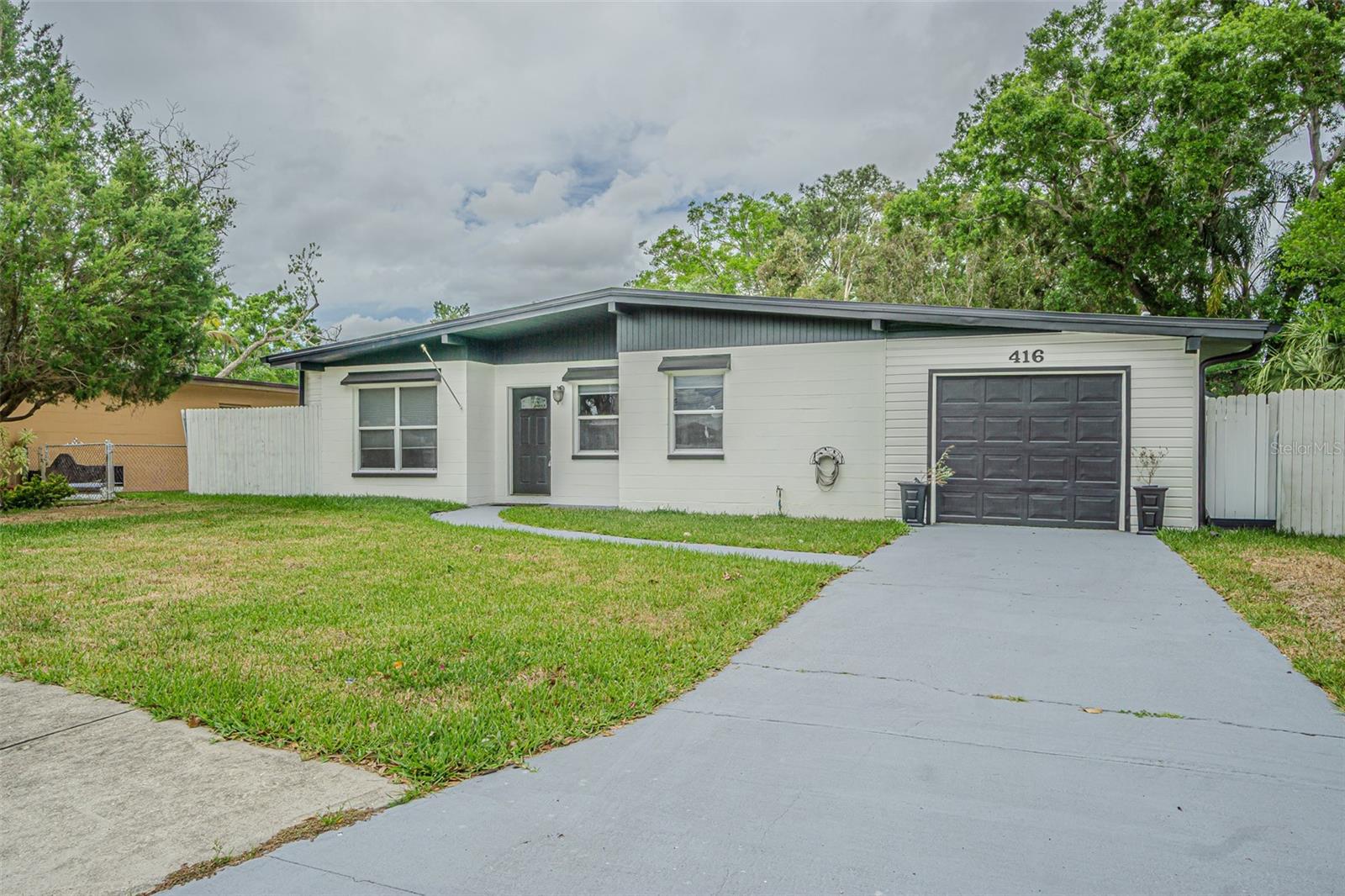 416 Country Club Dr photo 1