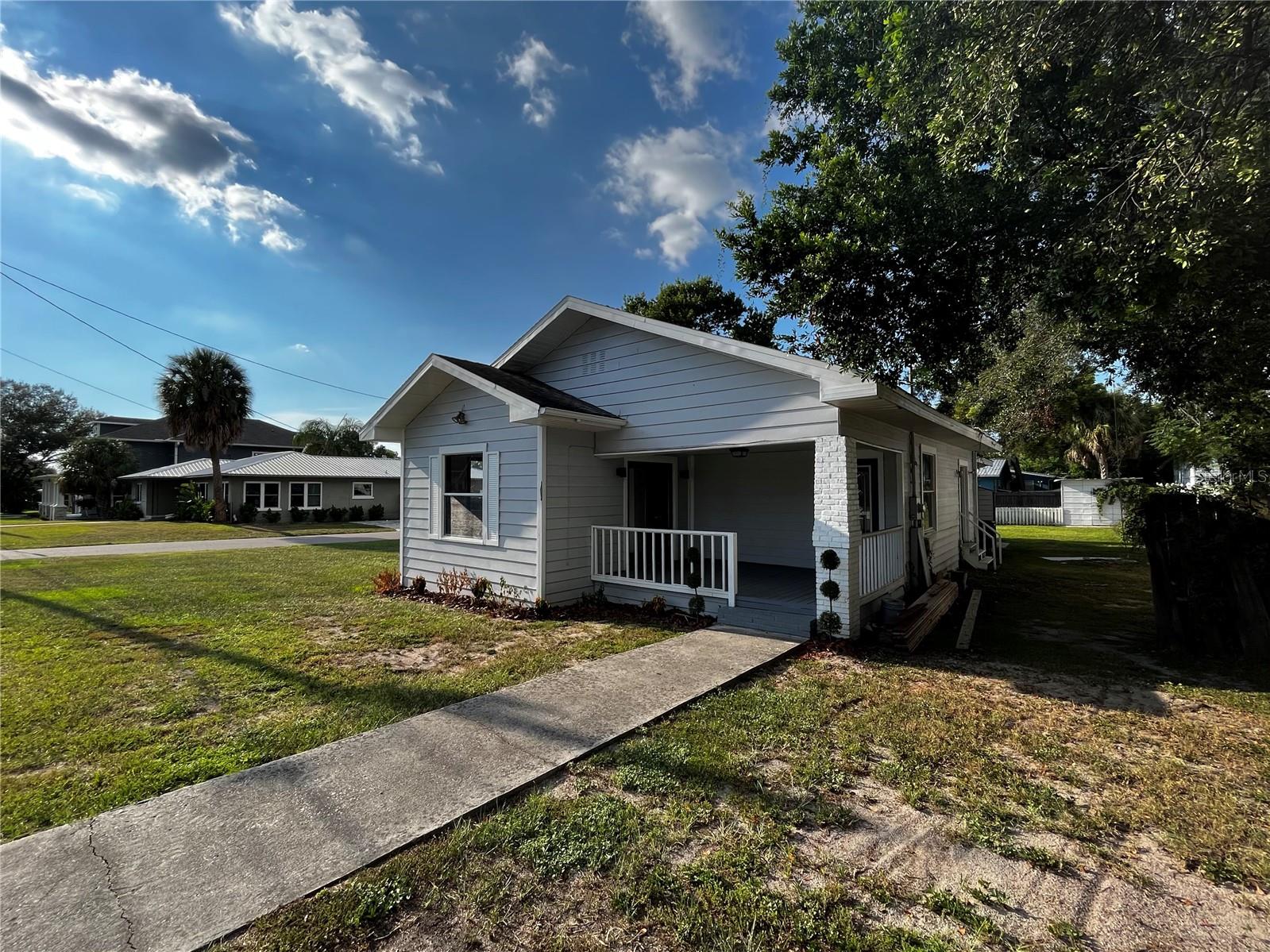 402 E Emma St photo 1