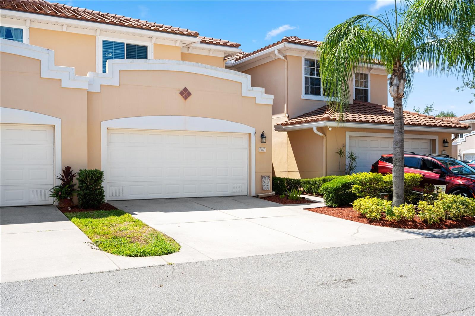 210 Valencia Cir photo 1
