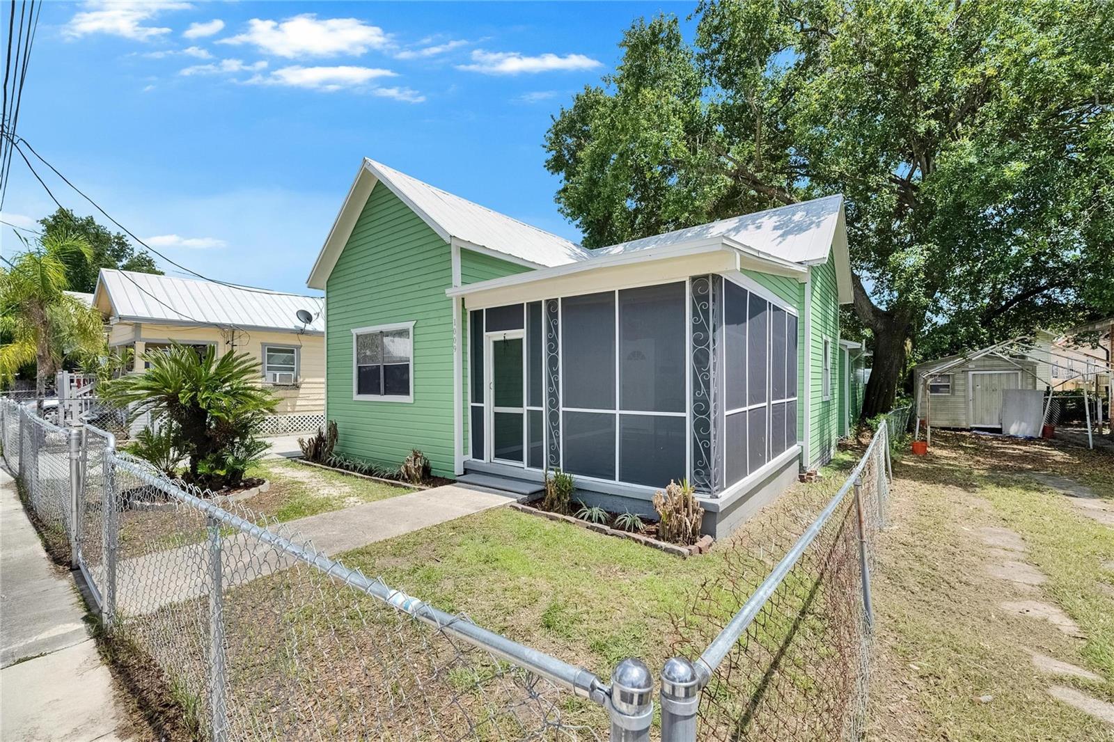 1009 E Columbus Dr photo 1