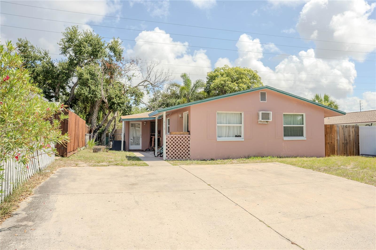 638 Dogwood CT photo 1