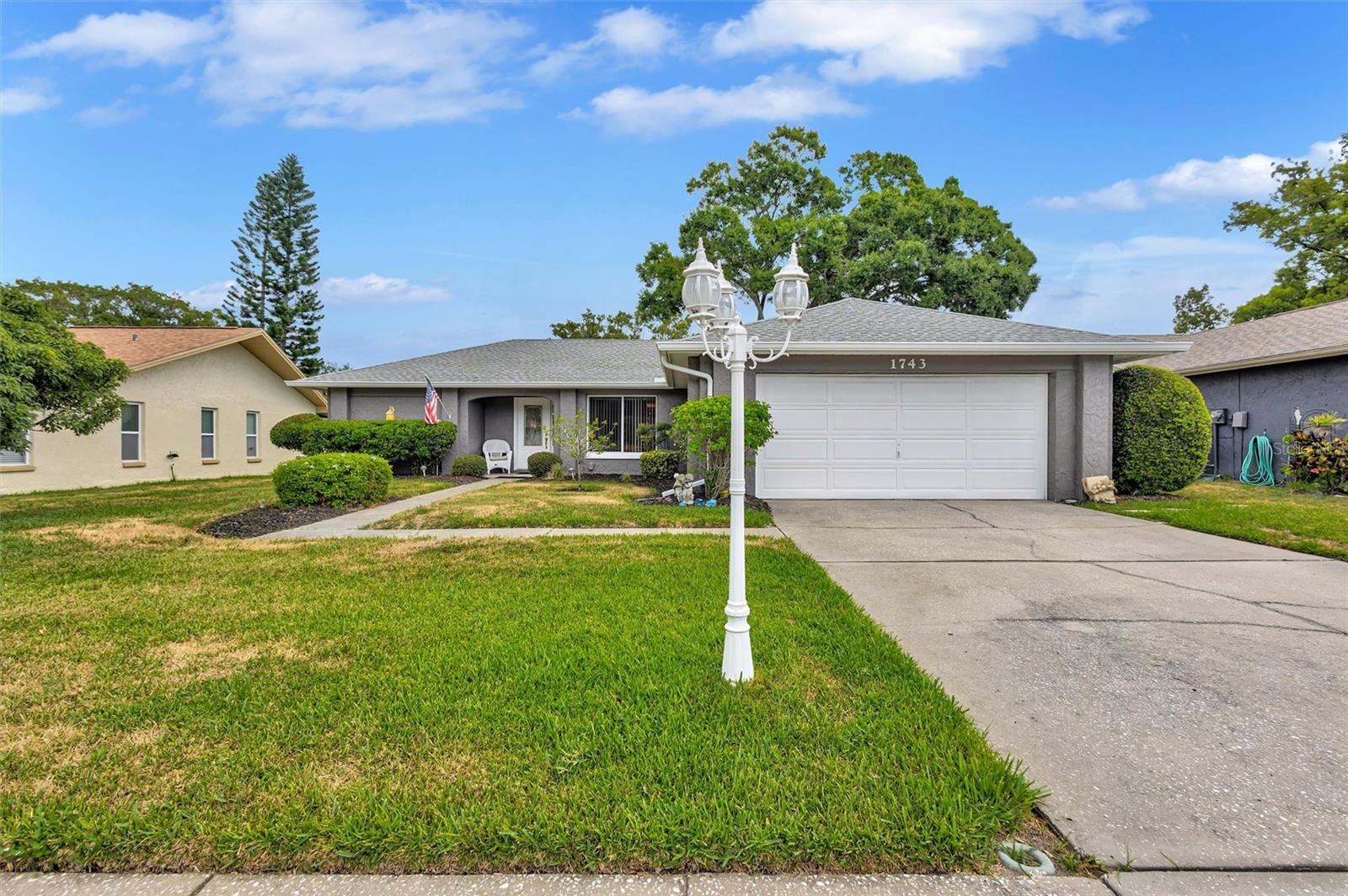 1743 MacDonnell Dr photo 1