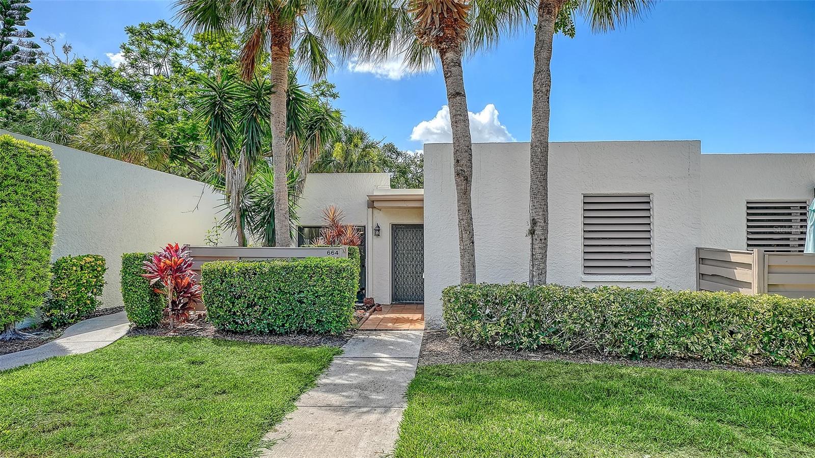 664 Woodlawn Dr