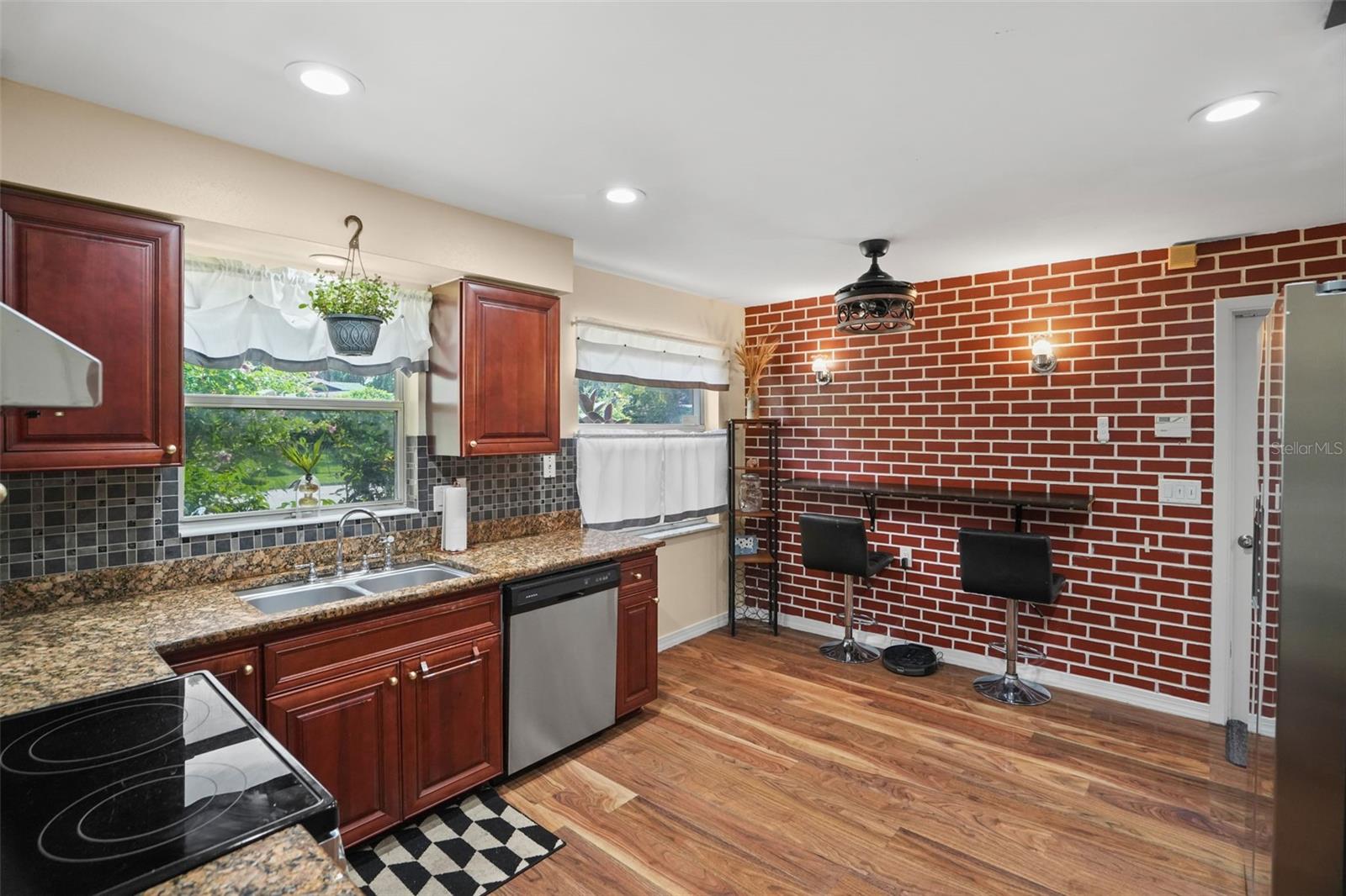 1564 Santa Monica Dr