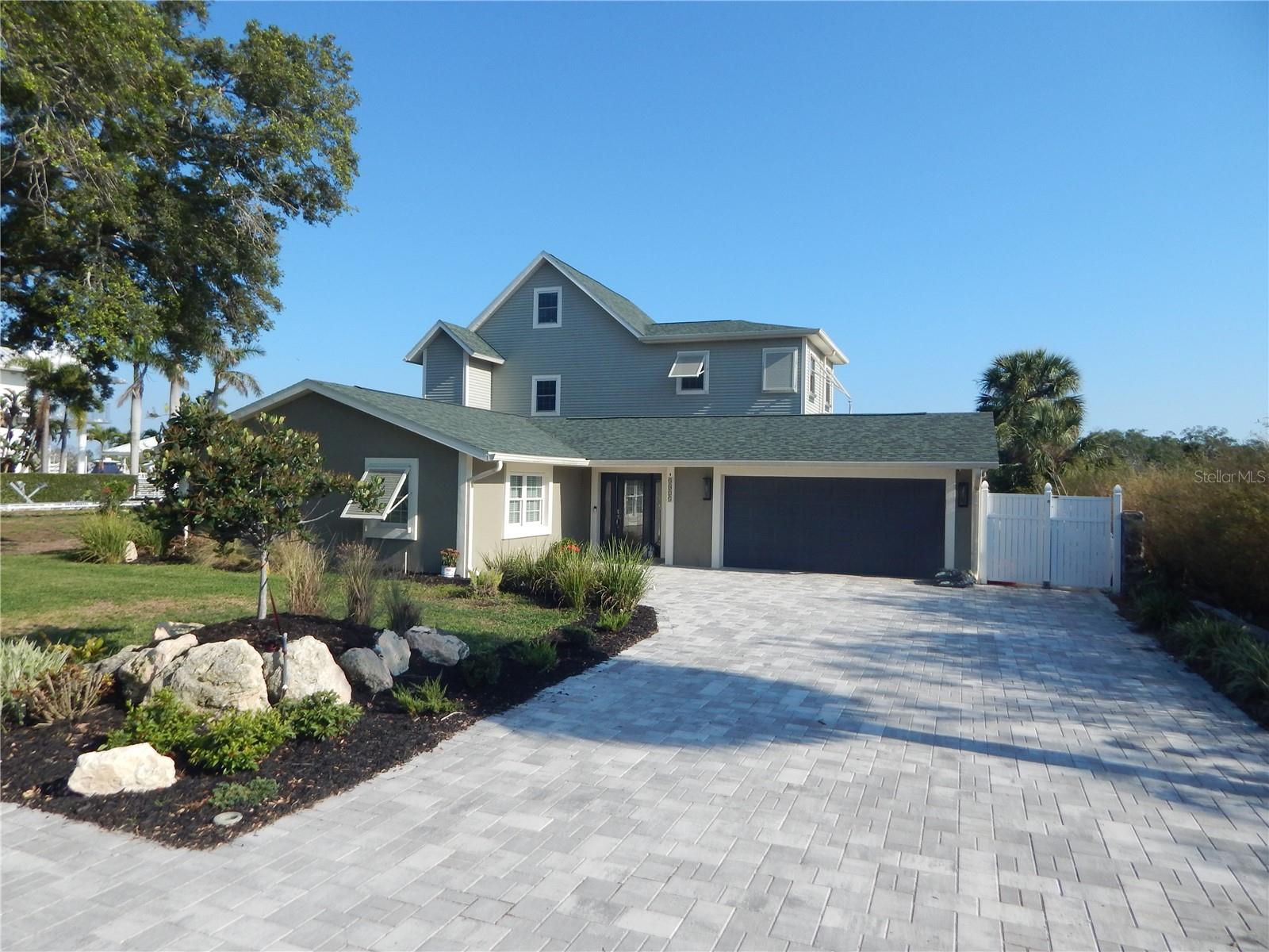 8025 Island Dr photo 1