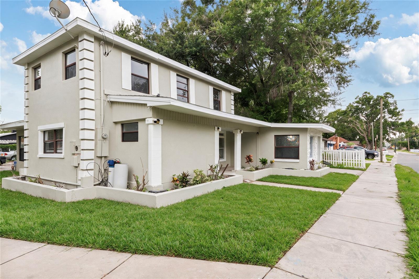 1325 E Laura St