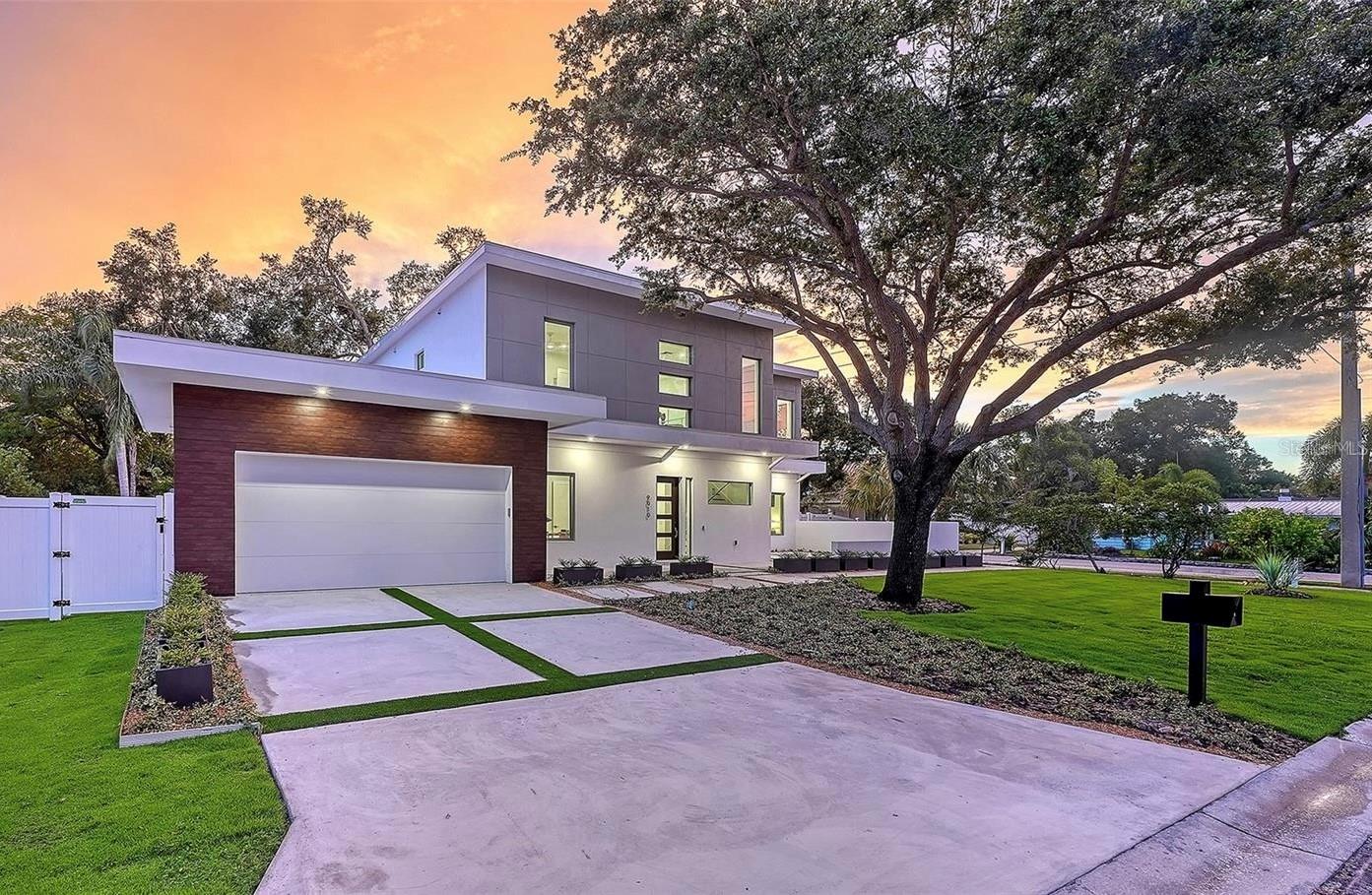 2010 Hyde Park Cir photo 1