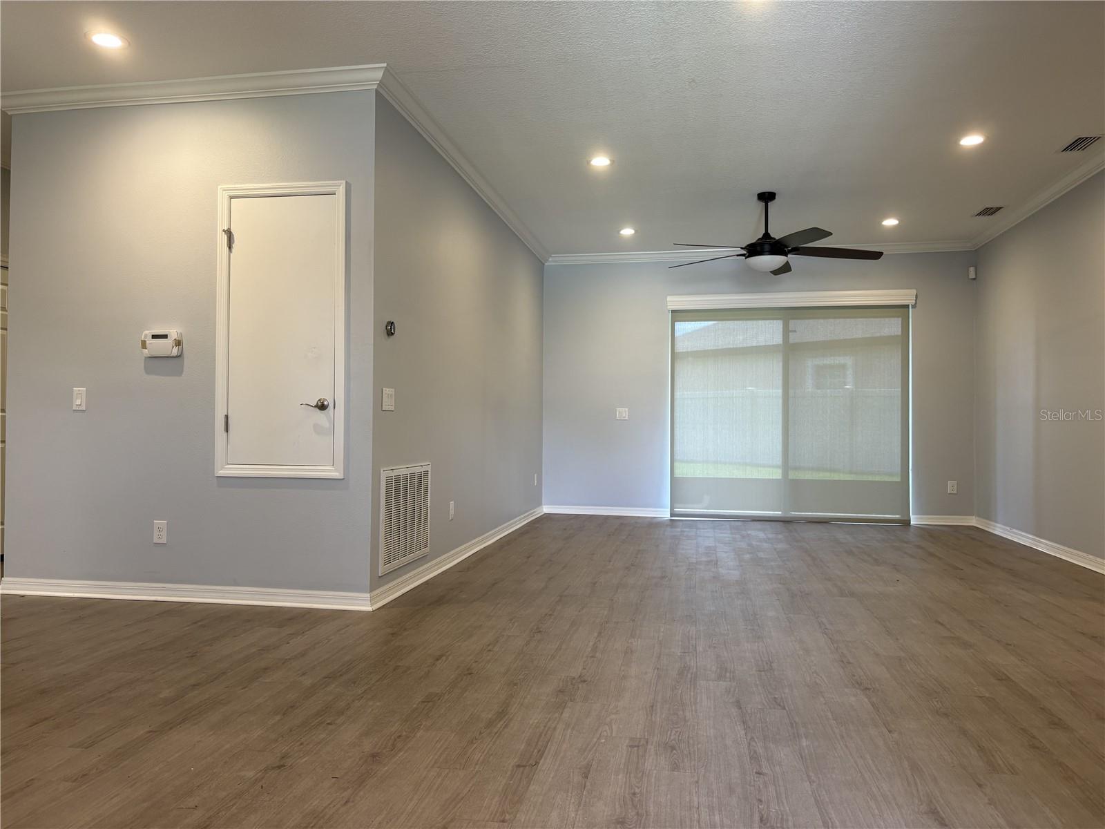 2118 Edgewater Cir