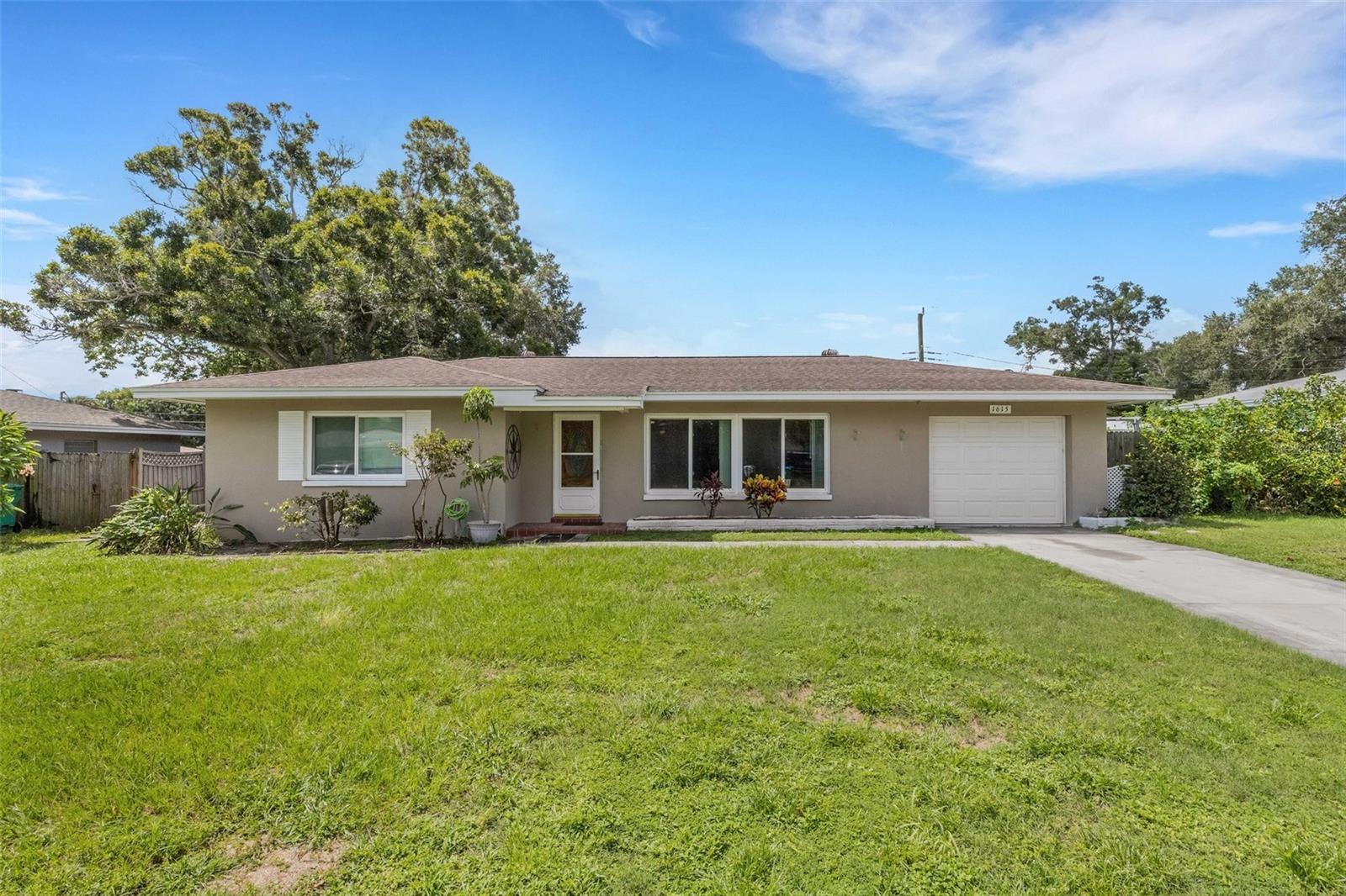 1615 Pinewood Dr photo 1