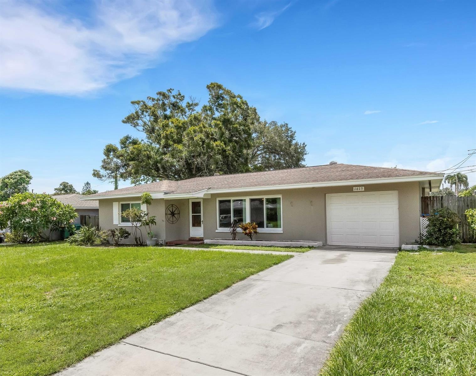 1615 Pinewood Dr