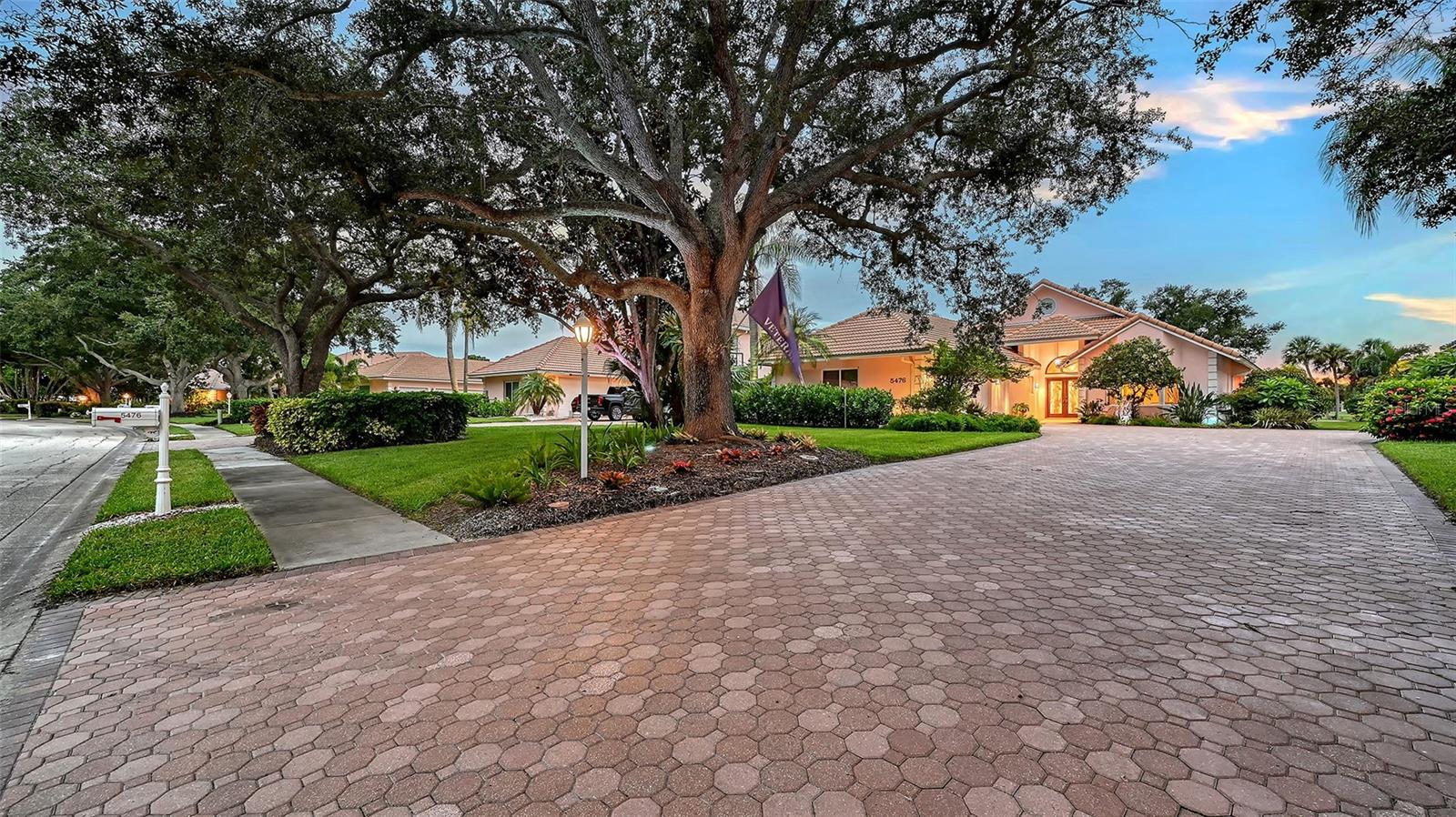 5476 Golf Pointe Dr photo 1