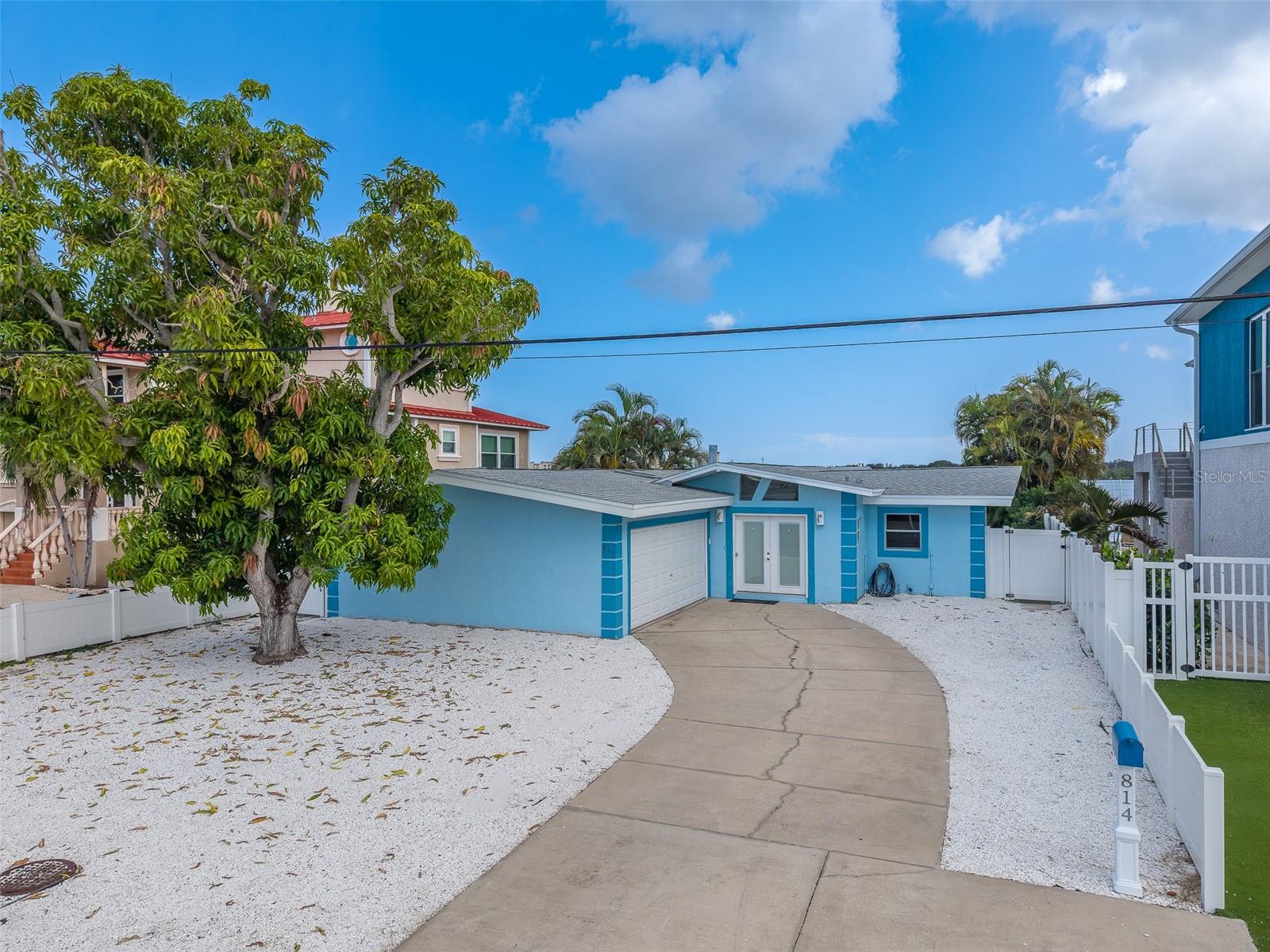 814 Bay Point Dr photo 1