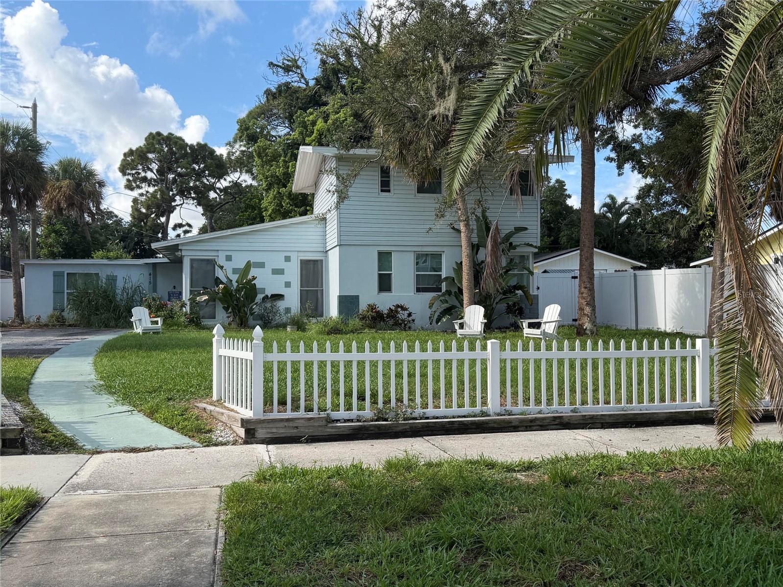 415 Venetian Dr photo 1