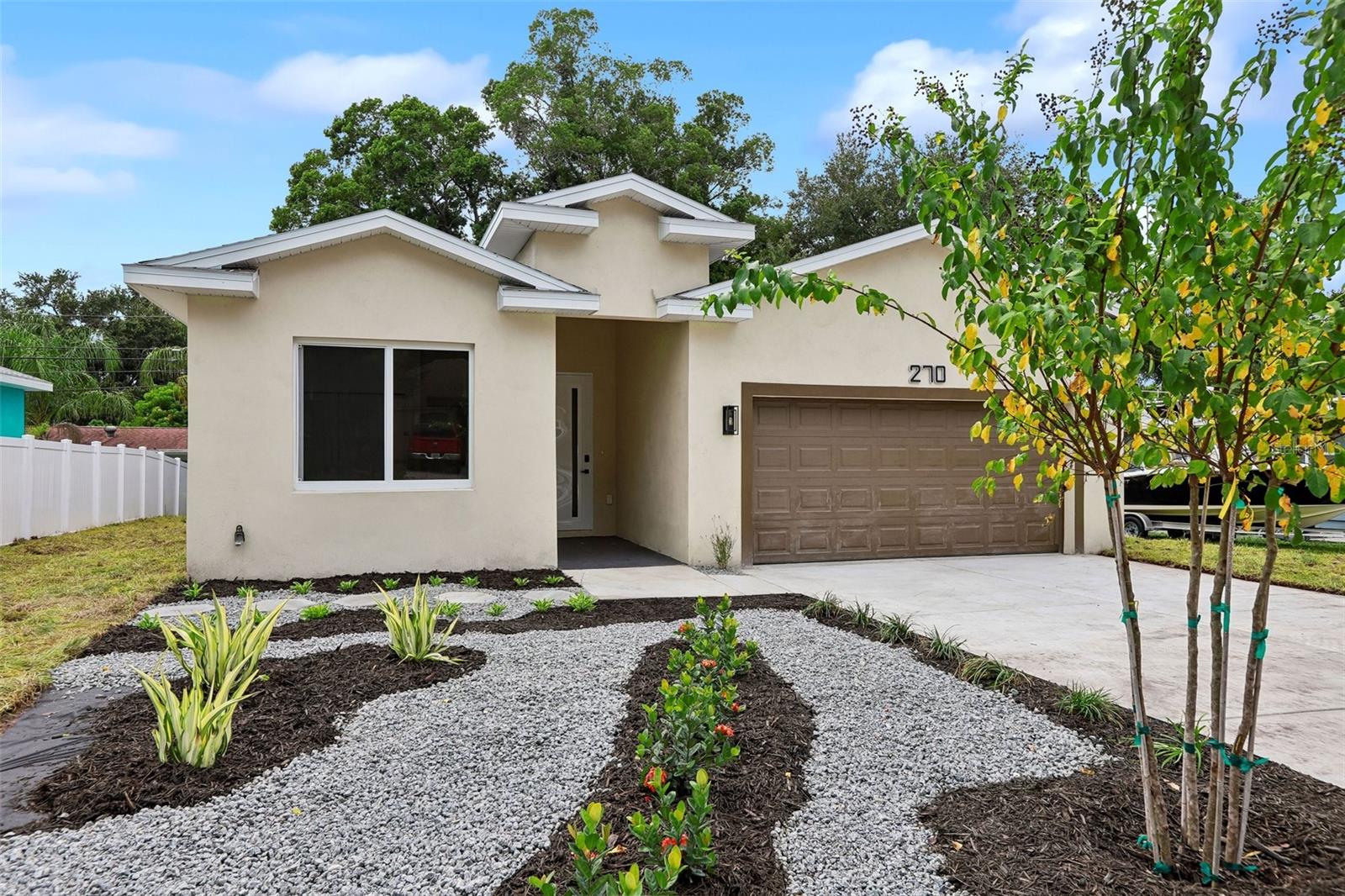 270 Diogenes St photo 1