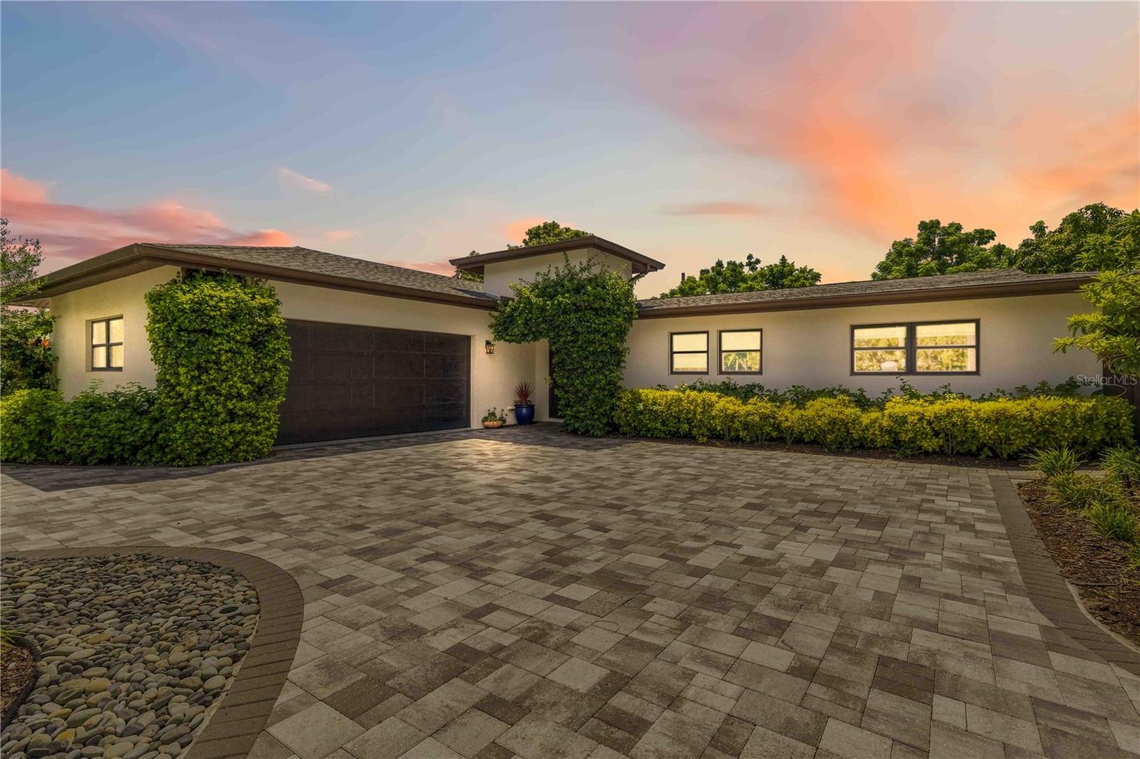 2410 Siesta Dr photo 1