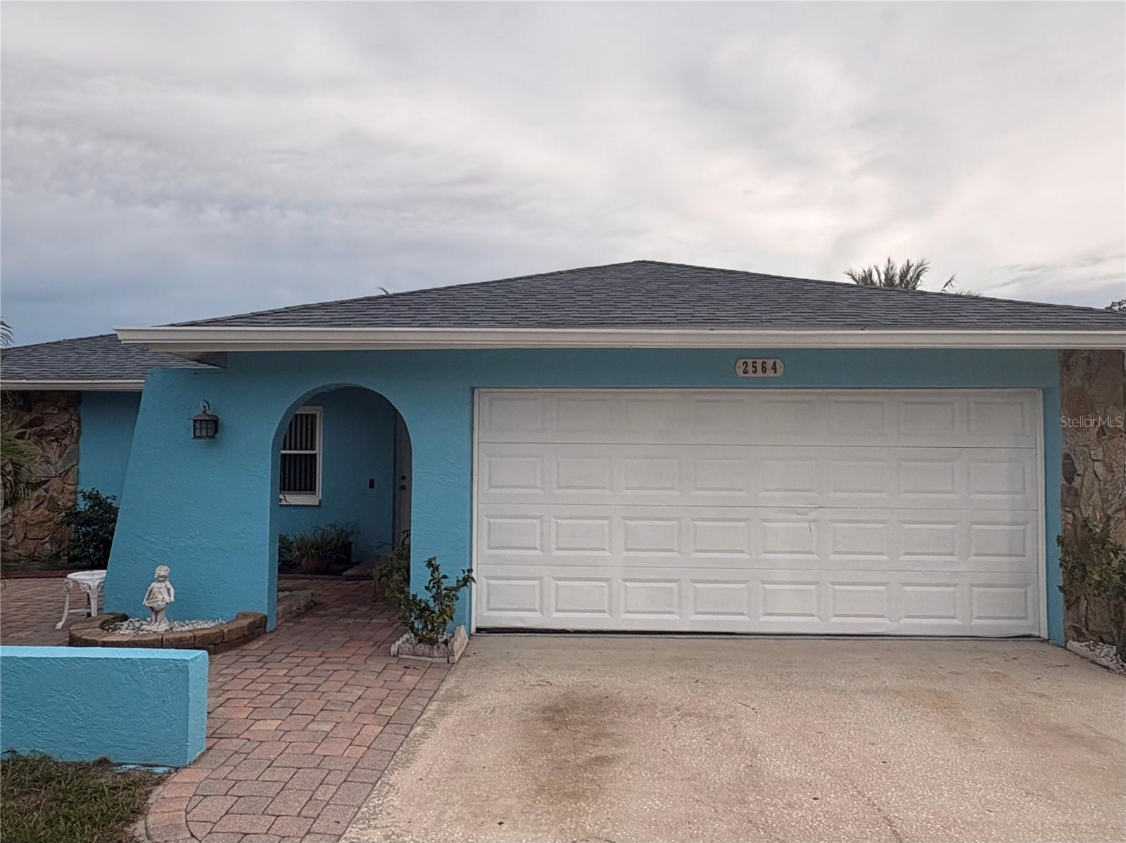 2564 Surrey Dr photo 1