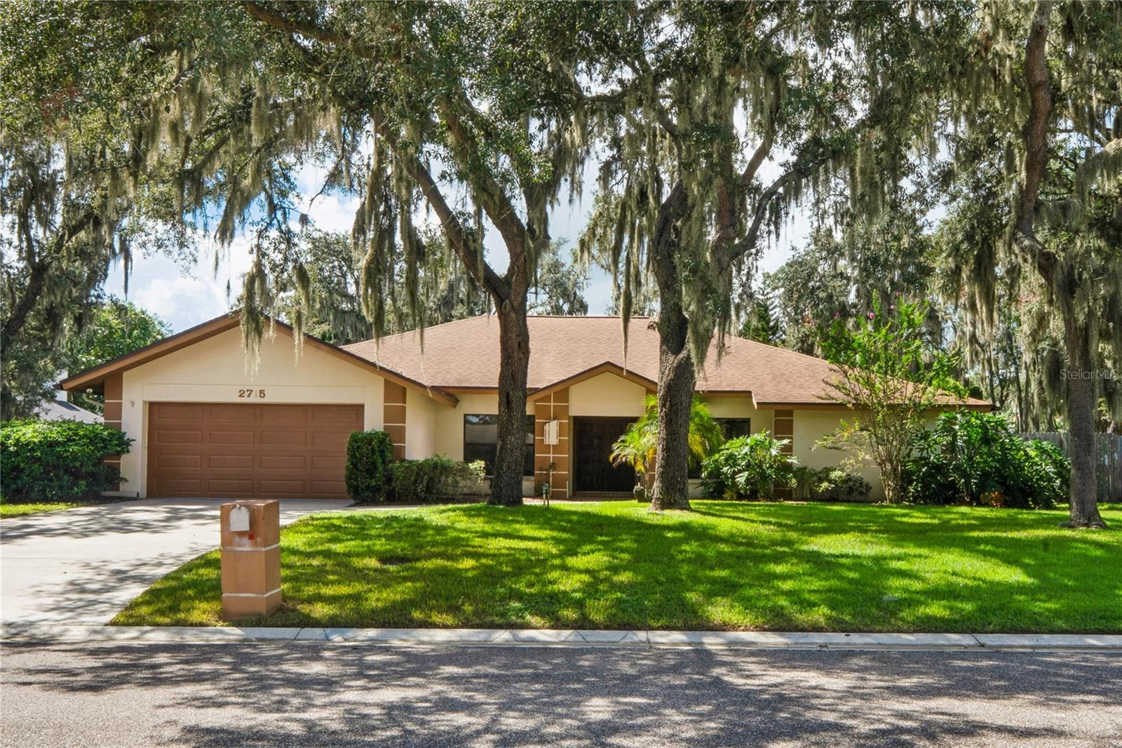 2715 Laurel Oak Dr photo 1