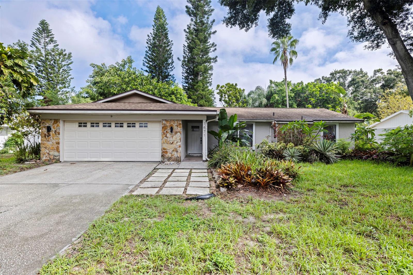 1671 Castlewood Ln