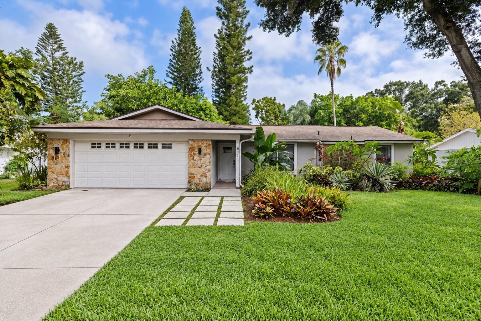 1671 Castlewood Ln