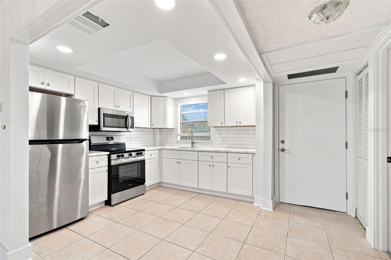 4650 Cove Cir #104