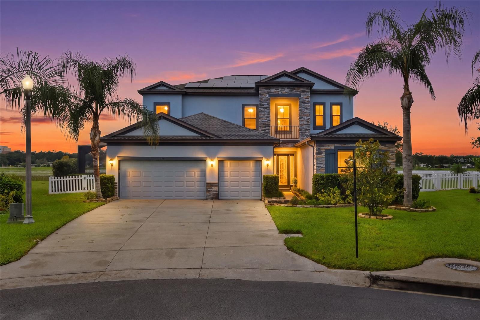 1350 Heritage Landings Dr photo 1