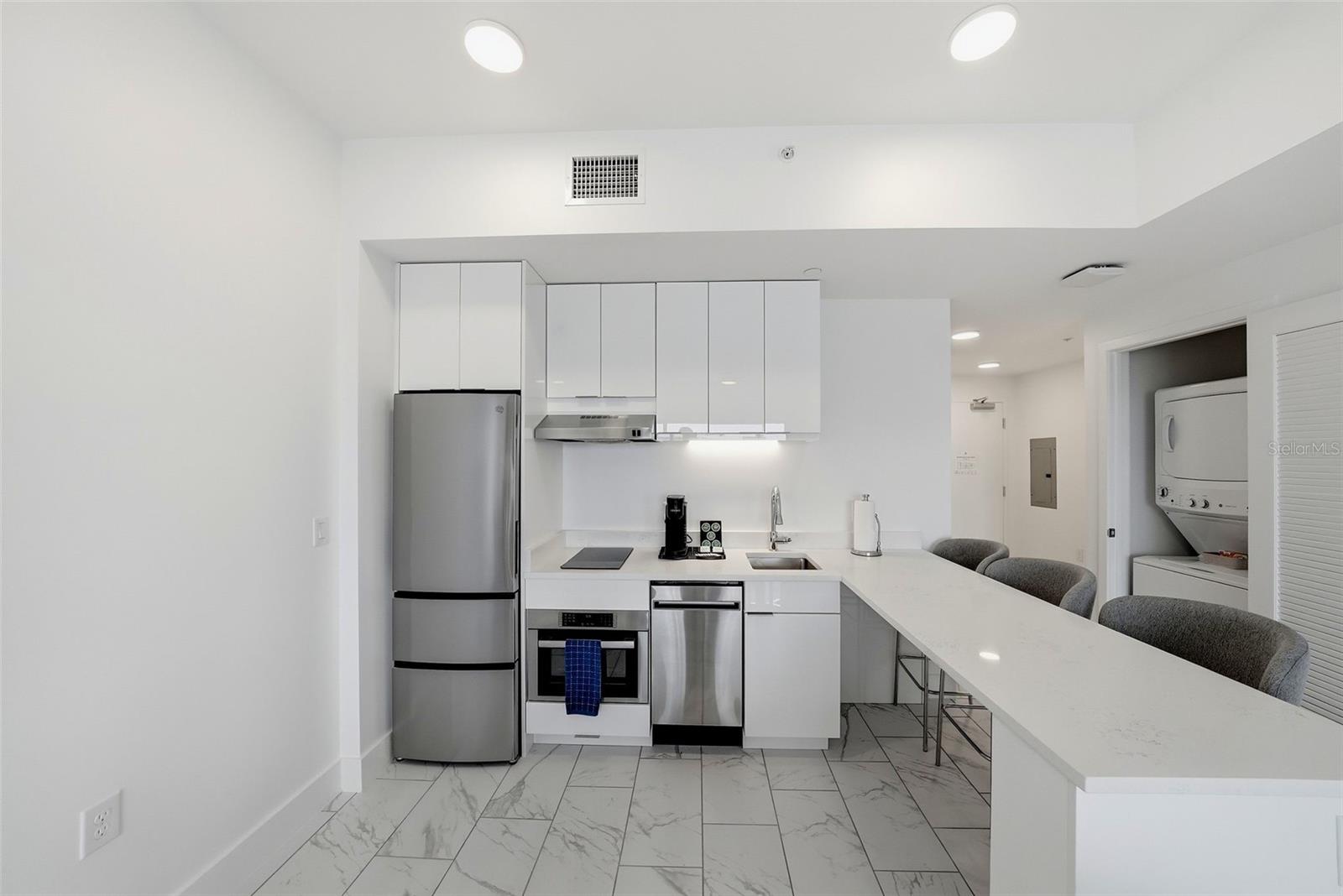 411 E Shore Dr #206